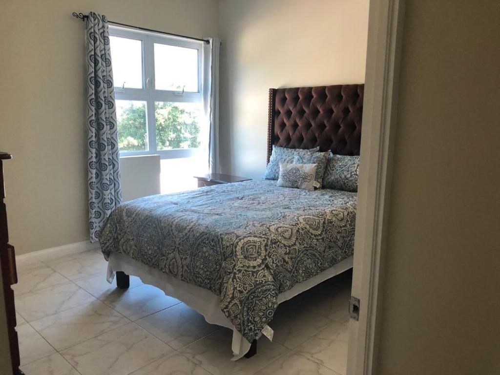 Lovely 2 Bedroom C̅ Netflix Across National Stadium Кінгстон Екстер'єр фото