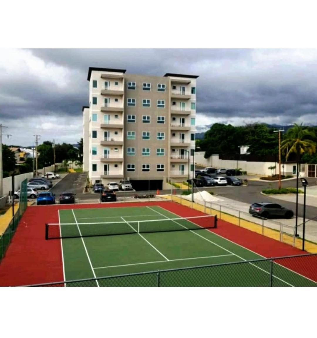 Lovely 2 Bedroom C̅ Netflix Across National Stadium Кінгстон Екстер'єр фото